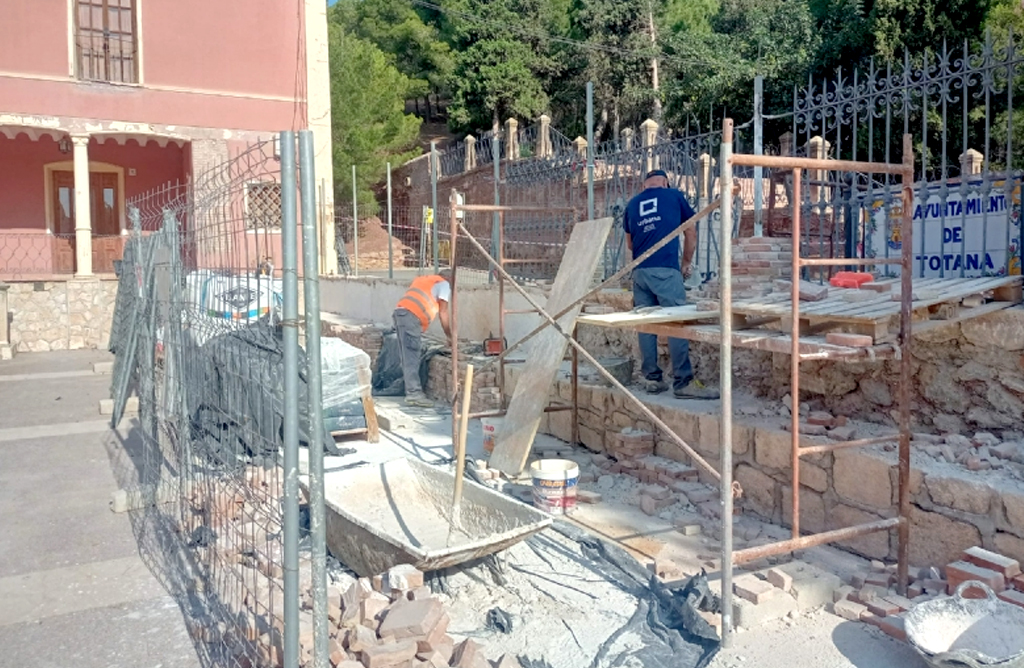 Continan a buen ritmo las obras de reparacin del muro de cerramiento del atrio del Santuario de La Santa